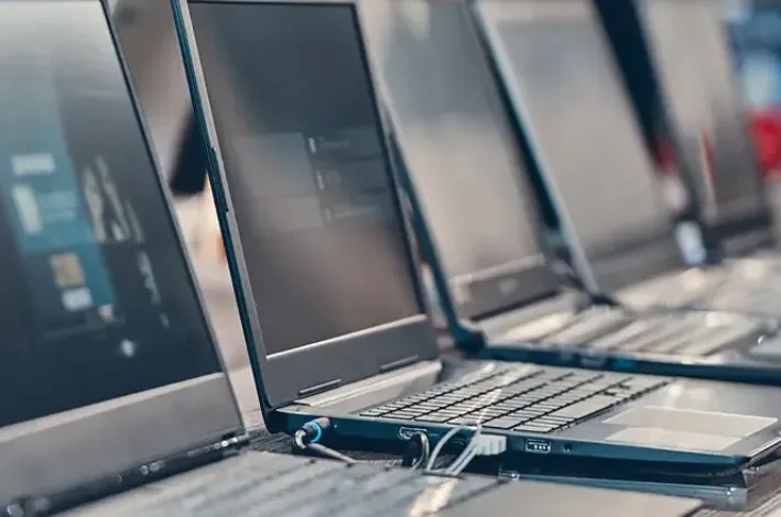 Why Bulk Laptops from Dubai are a Game-Changer for Businesses